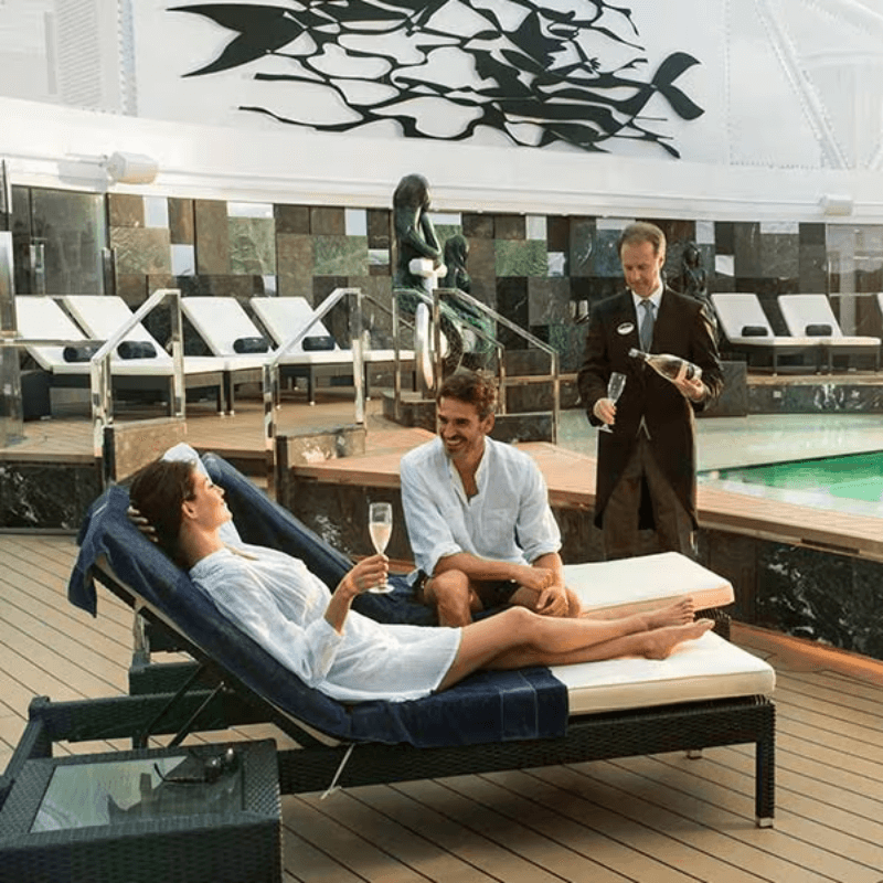 coppia felice a bordo di msc crociere con offerte crociere Yacht Club