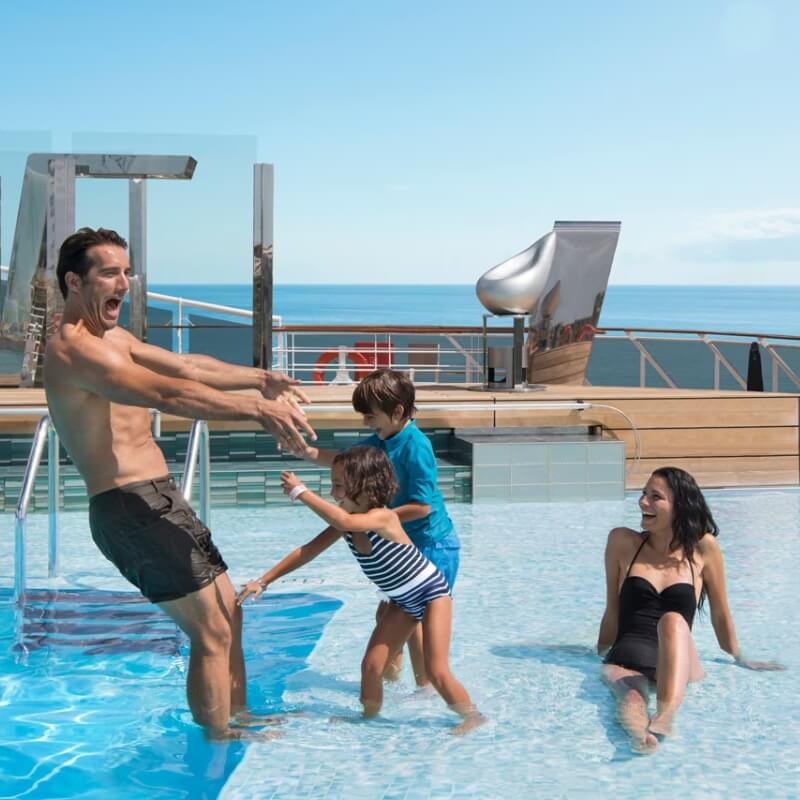 famiglia a bordo della nave msc crociere