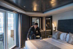 Maggiordomo in una suite di MSC Crociere