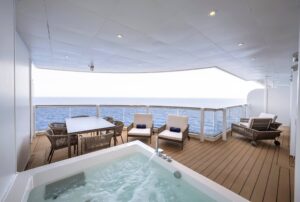 jacuzzi vista mare su balcone della suite a bordo di MSC Crociere